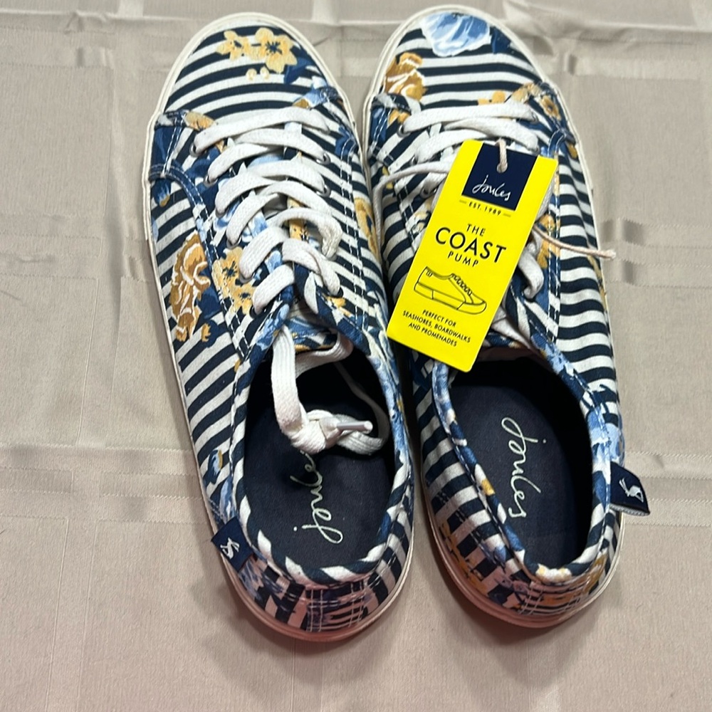 NWT jonles tennis shoes size 9us navy and cream
